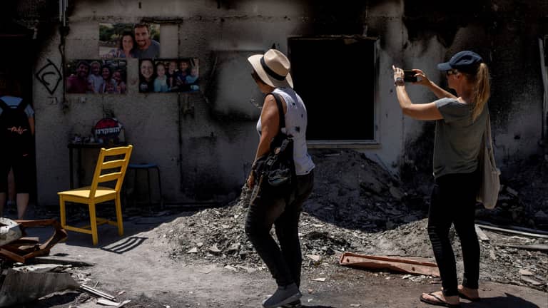 عام على الحرب.. إسرائيل تستغل "السياحة المظلمة" في غلاف غزة