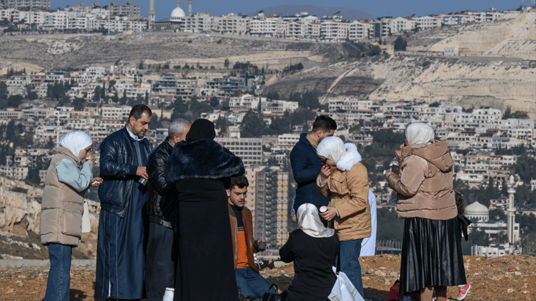 الجيش الإسرائيلي يعلن قصف مواقع في دمشق وحماة