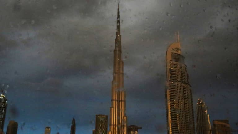 منخفض جوي وأمطار غزيرة في الإمارات
