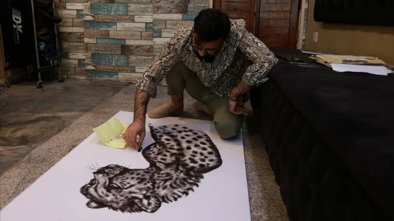 حلاق عراقي يرسم لوحات "من شعر زبائنه"
