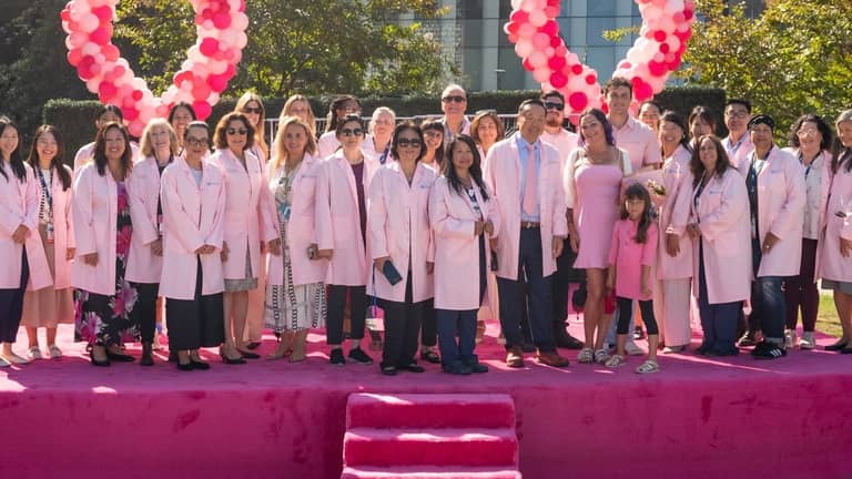 اختبارات جينية تنقذ السمراوات من فخ سرطان الثدي