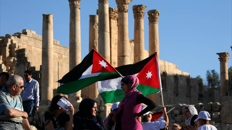 لتعزيز الانتماء.. ما قصة "علم لكل منزل" في الأردن؟