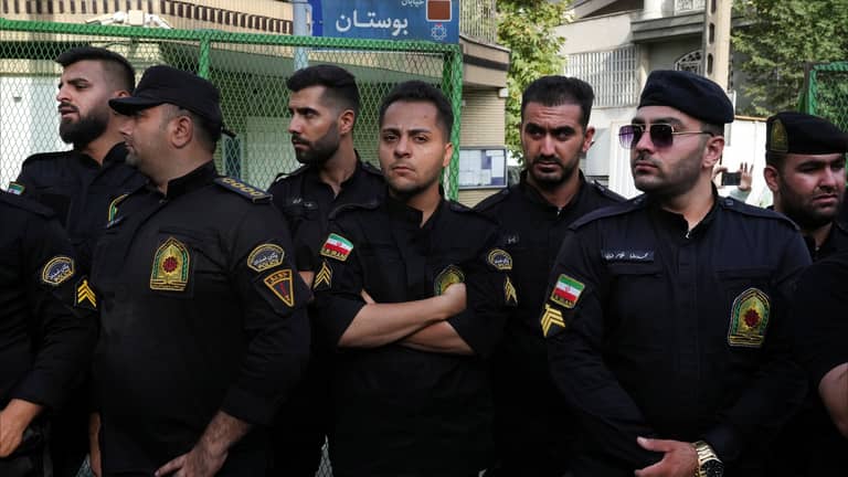 إيران تبدأ محاكمة دبلوماسي سويدي