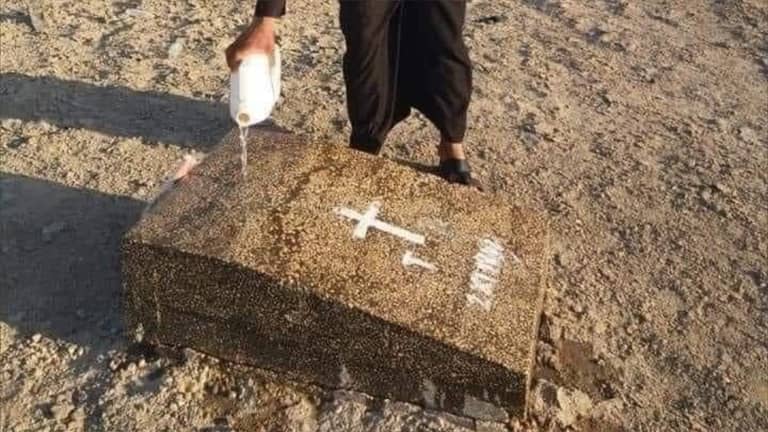 قبر وسط الصحراء.. قصة بولندية انتهى "حبها" بالعراق