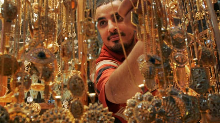 سباق المعادن.. الذهب يسطع عند 4378 دولارا والفضة تكسر حاجز الـ54