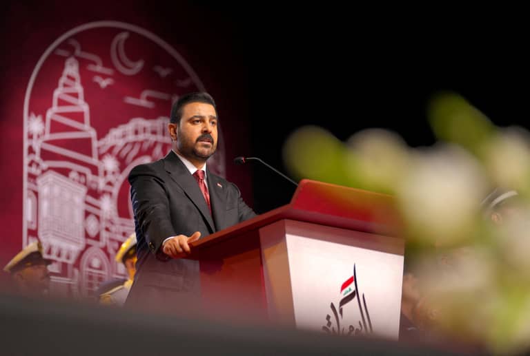 الزيدي يواجه أزمة الرواتب.. العراق بين النفط والديون