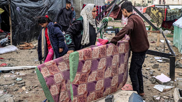 رعد بنكهة قصف.. صواريخ وأمطار تحل ضيفا ثقيلا على خيام غزة