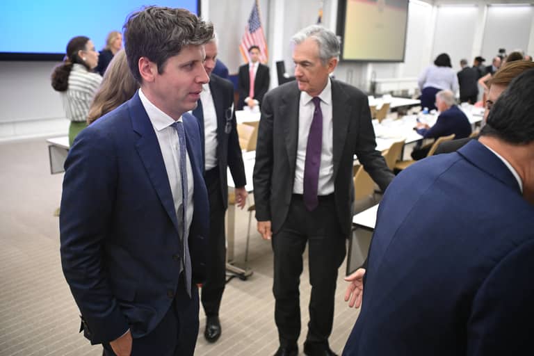 "أزمة احتيال" وشيكة تهدد المصارف.. سام ألتمان يحذّر من AI