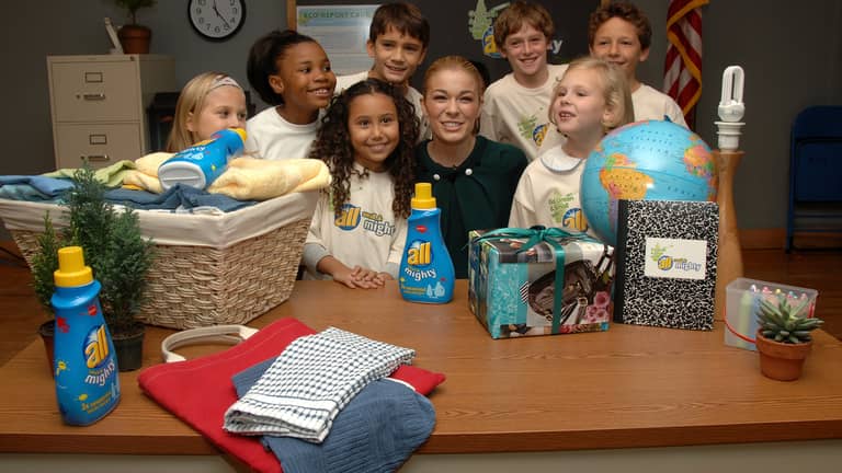 "ثمن الفضول الملوّن".. هكذا تحمي أطفالك من "سوائل التنظيف"