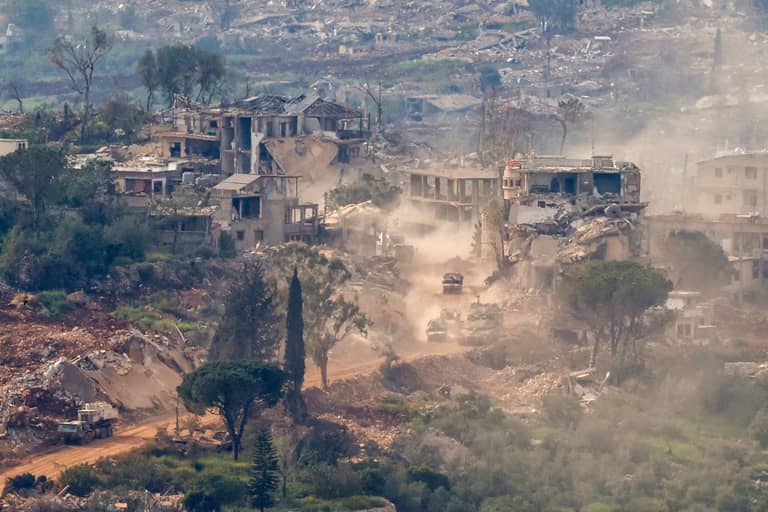 قتلى وغارات وتفجيرات.. جنوب لبنان "خارج الهدنة"؟