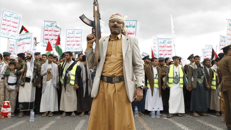 حرب المضيقين.. كيف يضغط هرمز وباب المندب على العالم؟