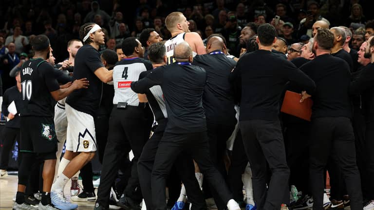 عراك NBA ينتهي بغرامة 85 ألف دولار