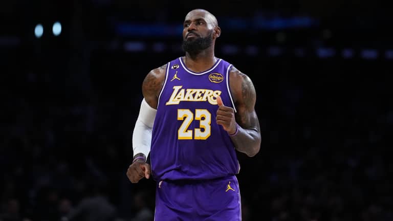 ليبرون جيمس يواصل كتابة التاريخ في NBA