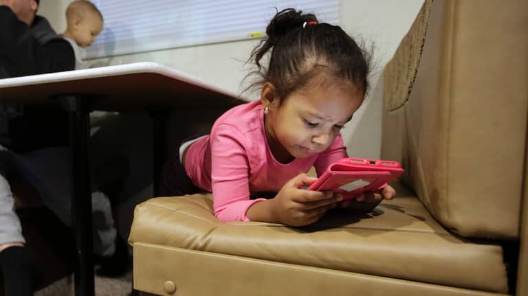 ميتا تدعو أستراليا لـ"فك الحظر"