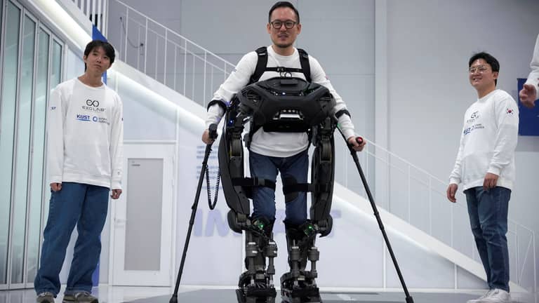 أمل للمصابين بالشلل.. Iron Man يساعد على المشي