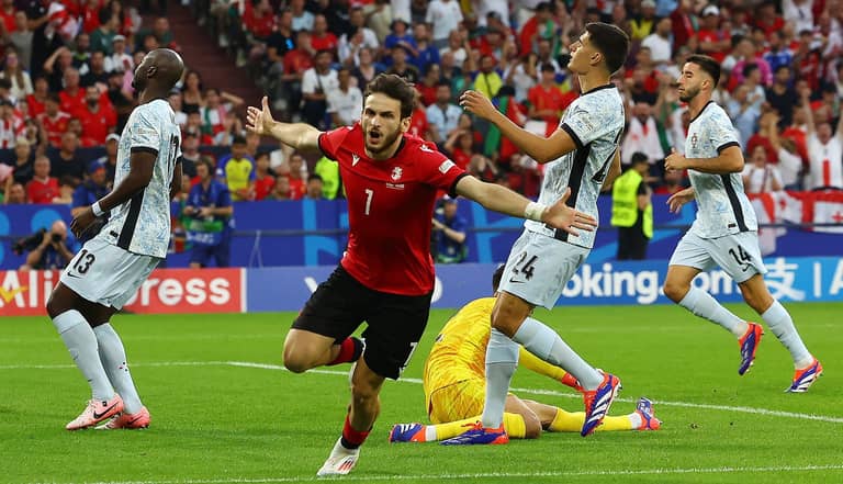 قميص رونالدو.. جائزة كفاراتسخيليا الكبرى في اليورو