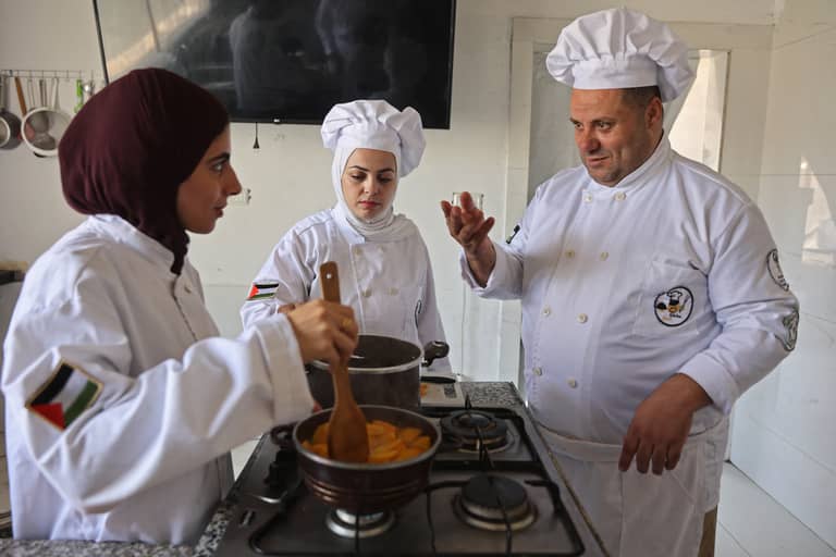 في غزة.. أكاديمية طهو تواجه القيود والجوع بشهادة من باريس