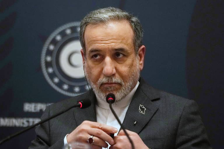 كيف هددت واشنطن عراقجي ثم أجّلت الضربة؟