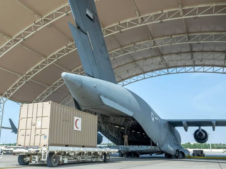 5 طائرات جديدة لتجهيز مستشفى الإمارات الميداني في غزة