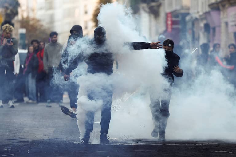 تظاهرات الخراب في فرنسا.. هل تسقط "الماكرونية"؟