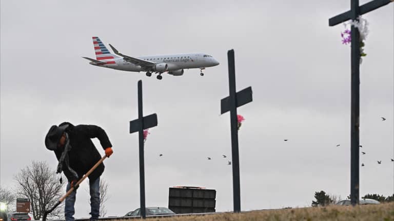 لحظات مرعبة.. إجلاء ركاب طائرة أميركية بعد احتراق المحرك