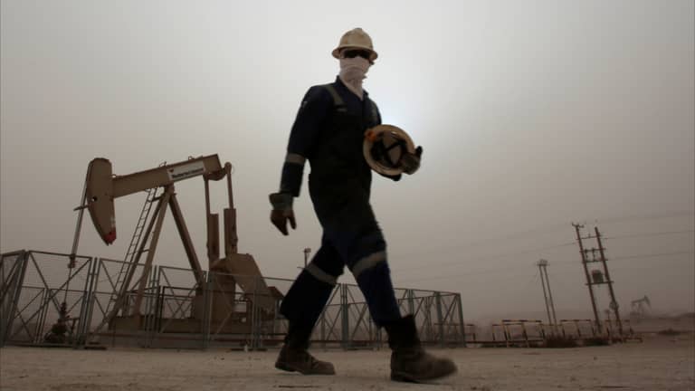 في نهاية أسبوع "جيد".. أسعار النفط تتراجع قليلا