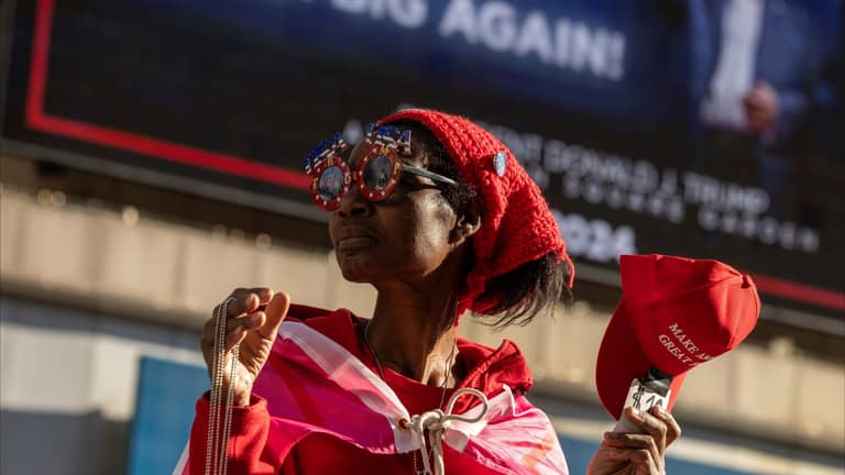 "7 مدن متأرجحة" تحدد مستقبل ترامب وكامالا