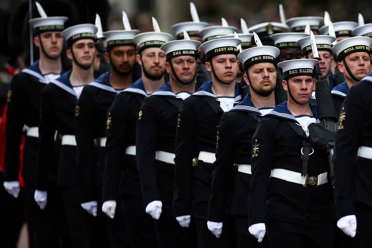 بريطانيا تتحرك في هرمز.. والتطهير قد يمتد 6 أشهر