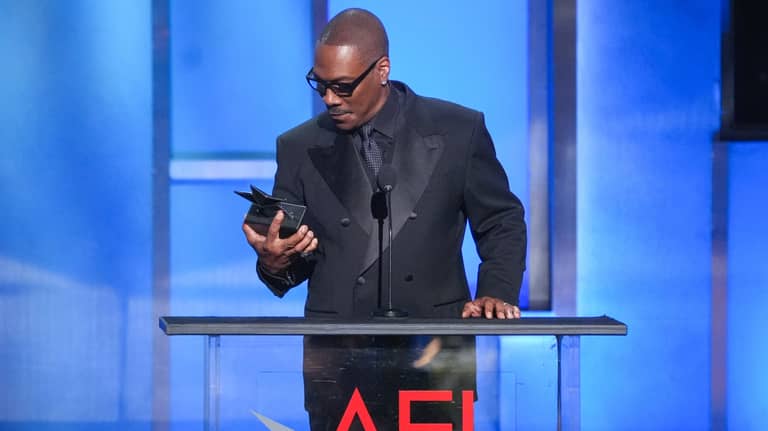 تكريم أسطورة الضحك.. إيدي ميرفي يبكي بعد "إنجاز العمر"