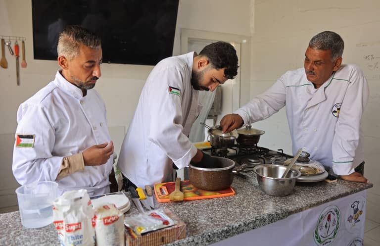 شباب في أكاديمية غزة للطهو. فرانس برس