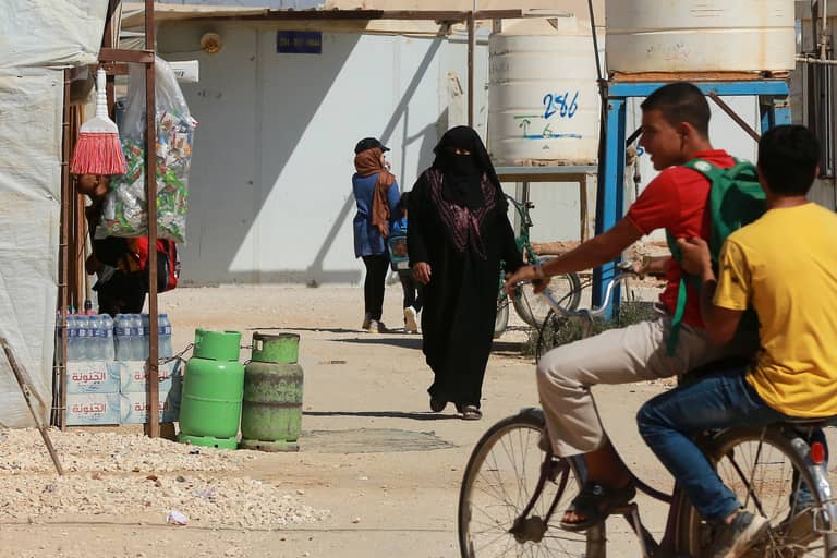 حمل ثقيل.. الأردن يندد بانقطاع مرتقب لدعم اللاجئين