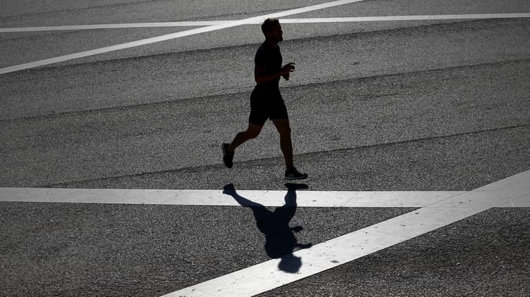 "التعرق وحرق الدهون".. خرافات عن الرياضة والتغذية