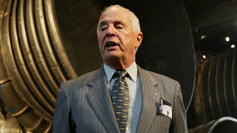 في حادث سيارة.. مصرع أول رائد فضاء