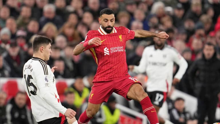 محمد صلاح.. "بابا نويل" يوزع الهدايا في ليفربول
