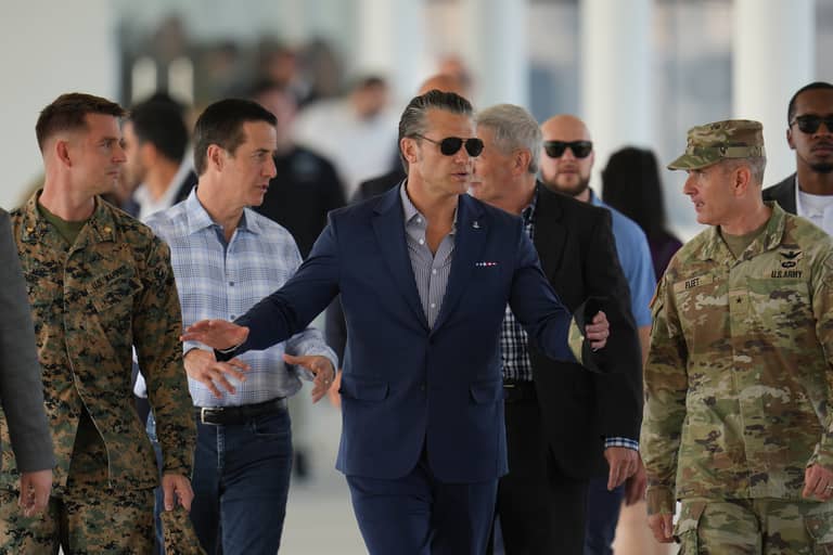 جيش بلا بزّات.. مؤثرو هيغسيث يغزون البنتاغون