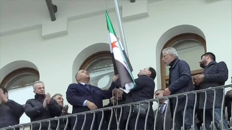 السفارة السورية في موسكو تستبدل علمها