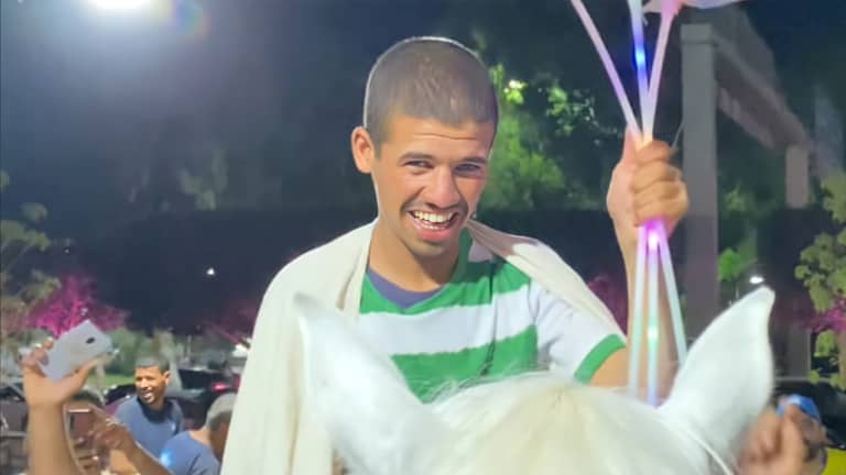 "فضلاوي" الجزائري يتحدى البكالوريا بأضواء الشموع