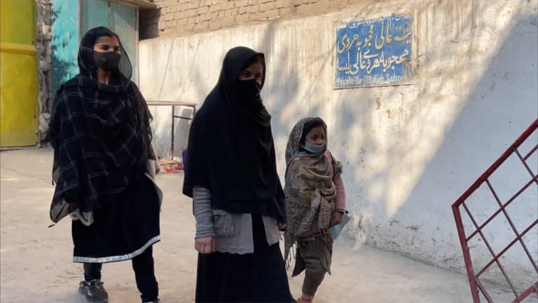 "وعود طالبان الكاذبة".. أفغانيات يهاجرن بحثا عن مدرسة