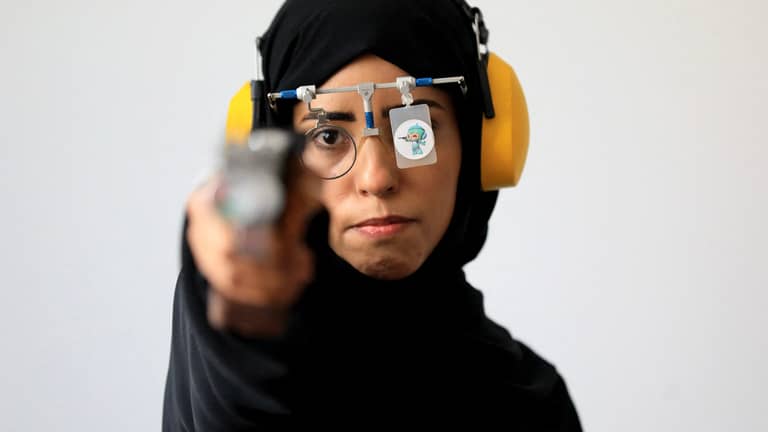 ياسمين ترفع علم اليمن بمسدس هوائي في الأولمبياد