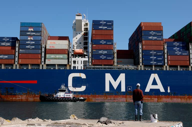 ضباب ومسار أطول.. سفن CMA CGM تبتعد عن السويس