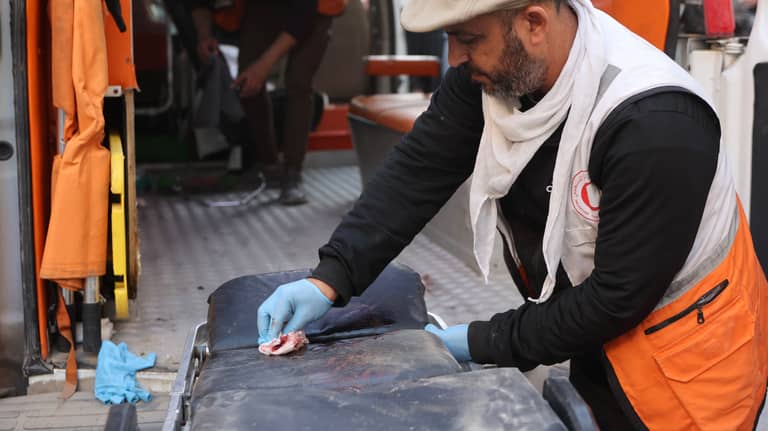 بعد إخلاء "كمال عدوان".. تحذير من وفاة مرضى المستشفى الإندونيسي