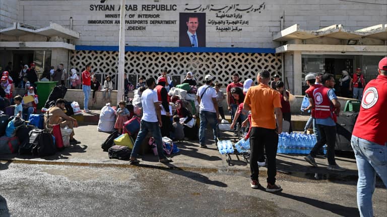 لبنان يعلن عبور 400 ألف شخص إلى سوريا