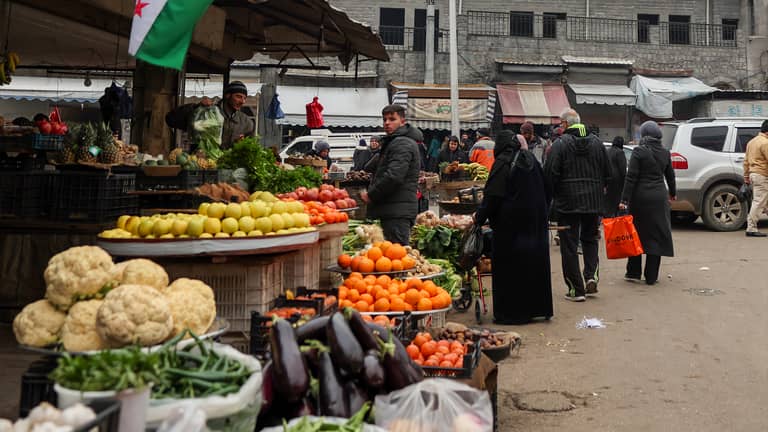 انخفاض أسعار بلا إقبال.. سوريون في أسواق رمضان بجيوب فارغة