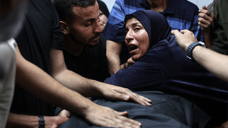 صرخة فلسطينية قرب "جثمان الطفلة آيسل وكيس أشلاء": أوقفوا القتل