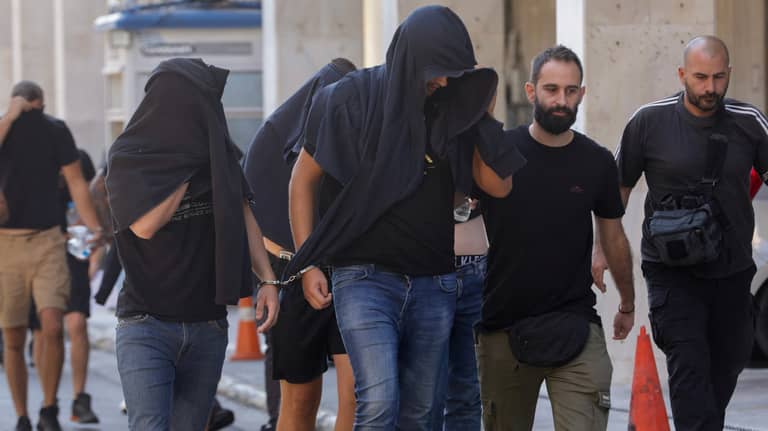 اتهام ١٠٥ أشخاص بقتل مشجع كرة يوناني