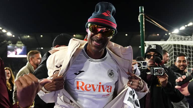 من "الراب" إلى المدرجات.. ممر شرفي لـ"سنوب دوغ" في ويلز