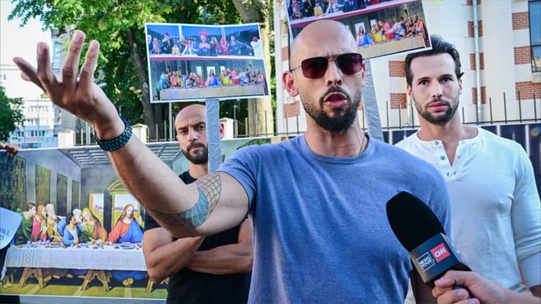 القبض على أندرو تيت بتهمة الاتجار بالبشر