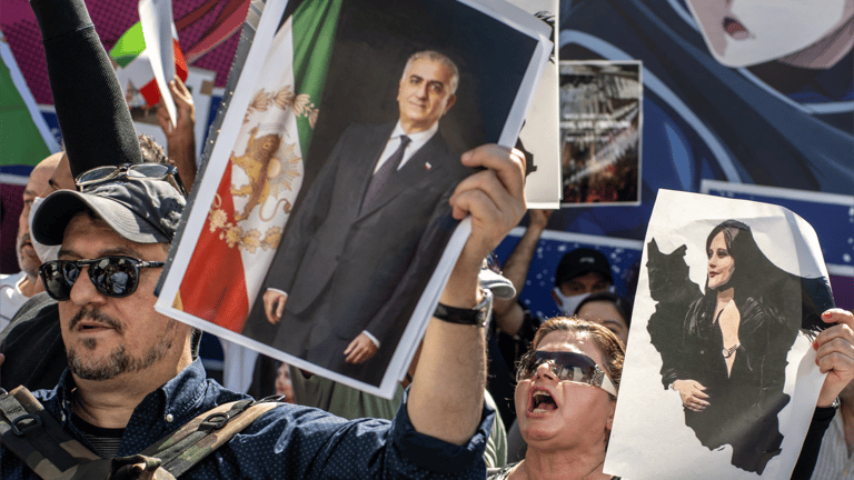 إيران بين القمع والتمرد... هل يعود "شاه المنفى"؟