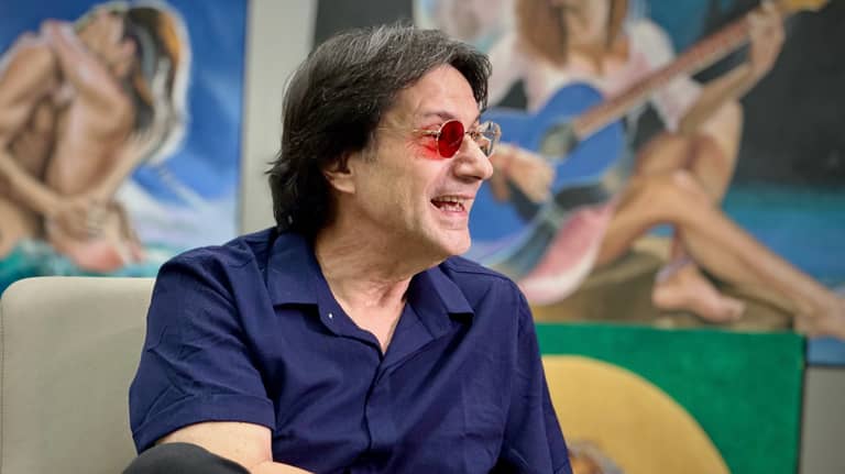 فنان "الحمار الأحمر".. "عمى الألوان" لم يمنع دافيلا من رسم الجَمال