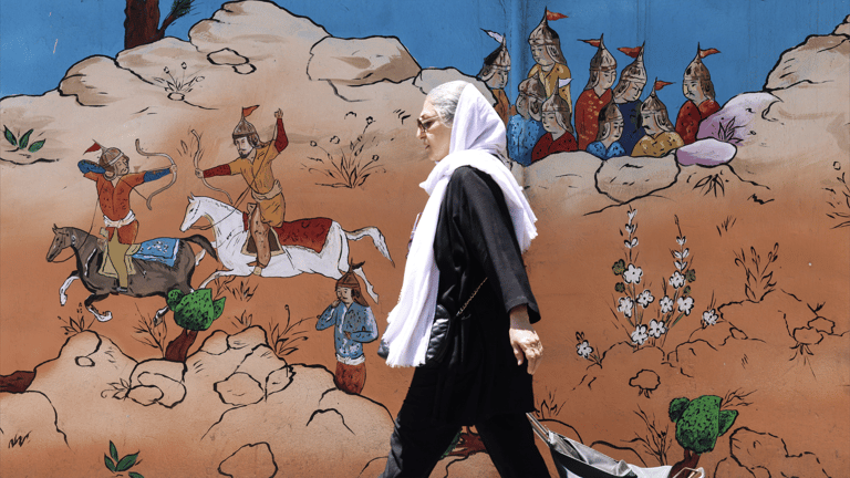 من عباءة المرشد إلى بدلة "الحرس".. كيف غيرت الحرب إيران؟